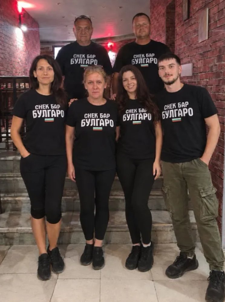 Екипът на снек бар „Булгаро“ — шестима души с черни тениски с името на заведението, на стълбите в салона